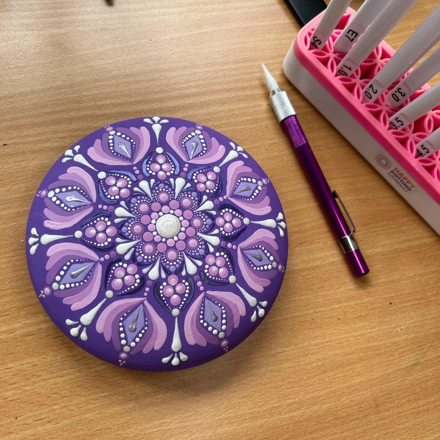 Happy Dotting Company Erasable soapstone marker with holder idea for dotting mandala art guidelines on dark surfaces - white grey color